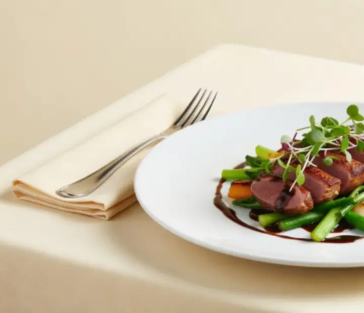 Kortárs bistro főételek elegánsan tálalva napfényes asztalon
